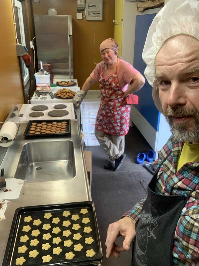 This image has an empty alt attribute; its file name is Leipomossa-IMG_0735-768x1024.jpg